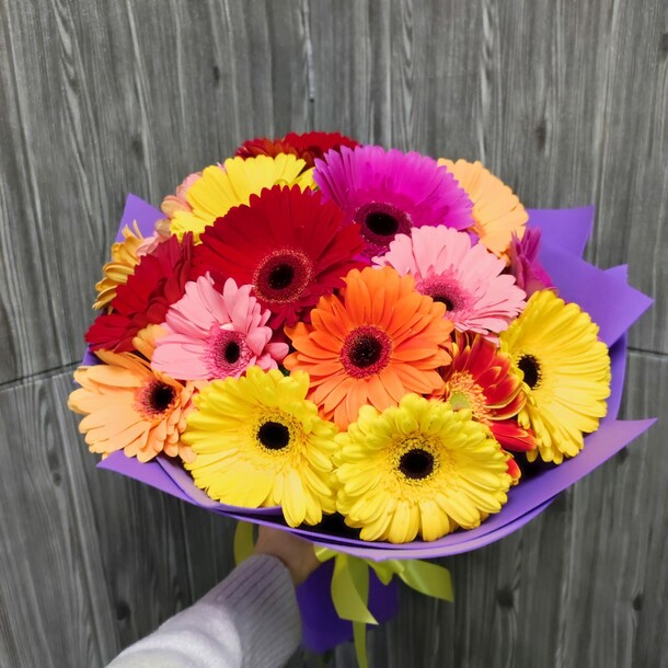 Букет из 23 гербер микс, артикул F1153156 - 7248 рублей, доставка по городу. Flawery - доставка цветов