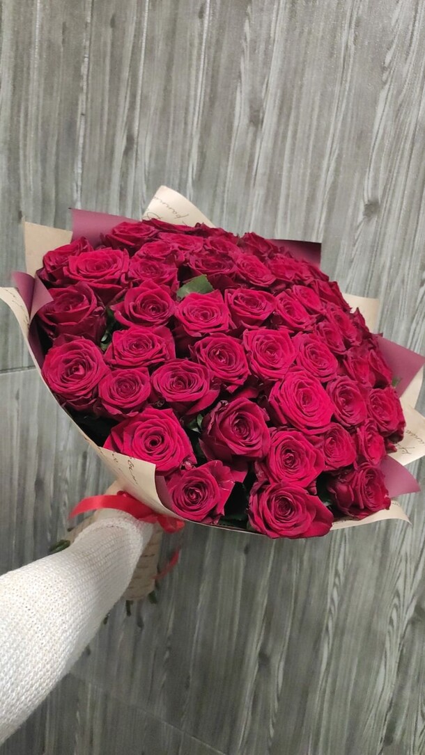 Букет из 51 красной розы, артикул F1153432 - 10225 рублей, доставка по городу. Flawery - доставка цветов