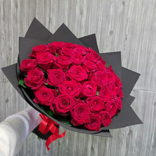 Букет из 35 красных роз, артикул F1153445 - 9015 рублей, доставка по городу. Flawery - доставка цветов
