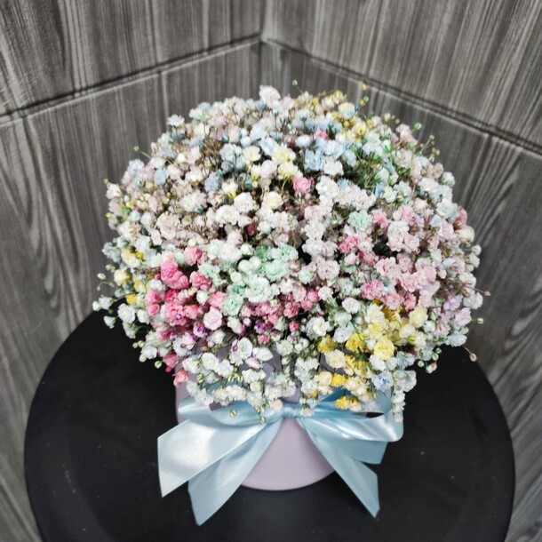 Радужная гипсофила в шляпной коробке, артикул F1153464 - 2965 рублей, доставка по городу. Flawery - доставка цветов