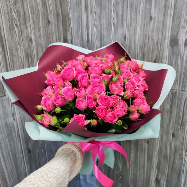 Букет из 19 розовых кустовых роз, артикул F1153478 - 6038 рублей, доставка по городу. Flawery - доставка цветов