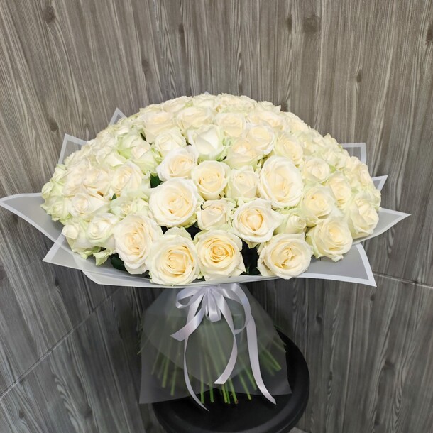 Букет из 101 белой розы, артикул F1153489 - 24188 рублей, доставка по городу. Flawery - доставка цветов