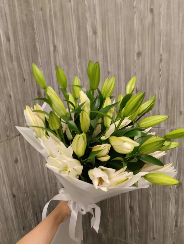 Букет из 9 белых лилий, артикул F1153493 - 9759 рублей, доставка по городу. Flawery - доставка цветов