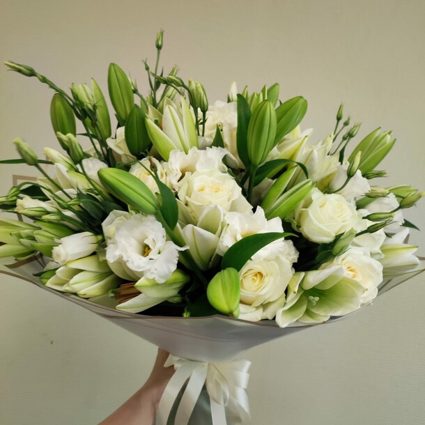 Букет из роз и лилий, артикул F1153499 - 18138 рублей, доставка по городу. Flawery - доставка цветов