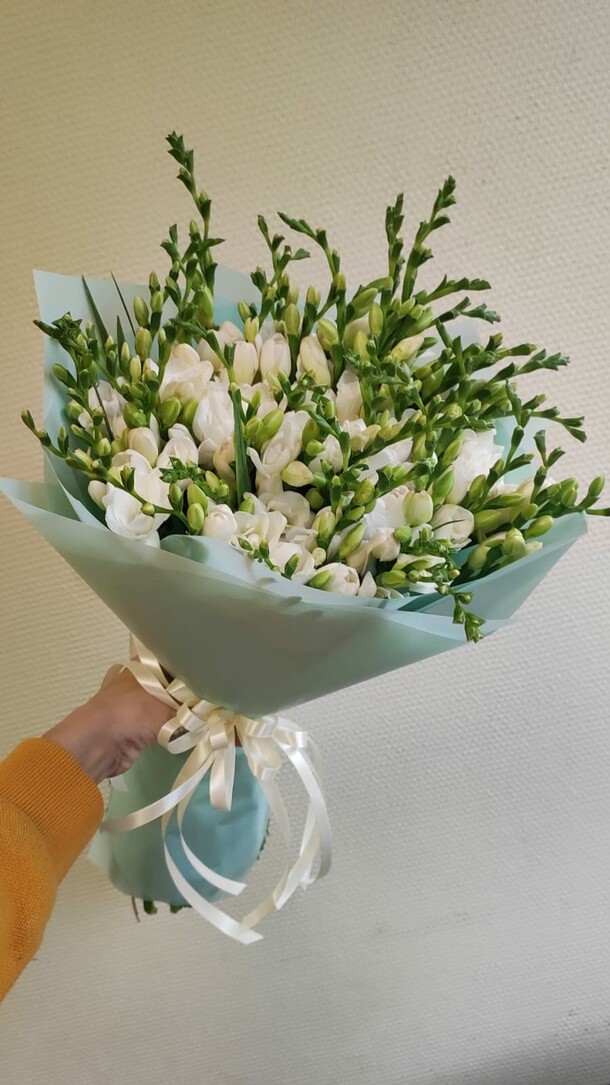 Букет из 51 белой фрезии, артикул F1153507 - 18138 рублей, доставка по городу. Flawery - доставка цветов
