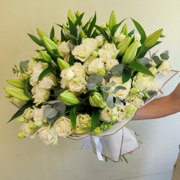 Букет из роз и лилий, артикул F1153680 - 18138 рублей, доставка по городу. Flawery - доставка цветов