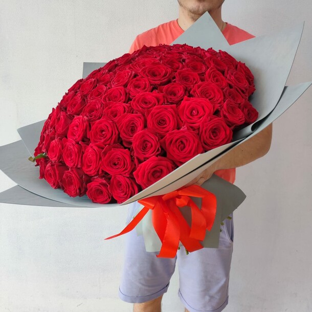 Букет из 101 красной розы, артикул F1153682 - 24188 рублей, доставка по городу. Flawery - доставка цветов