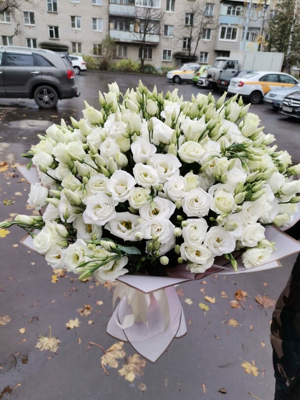 Букет из 51 эустомы, артикул F1153685 - 26439 рублей, доставка по городу. Flawery - доставка цветов