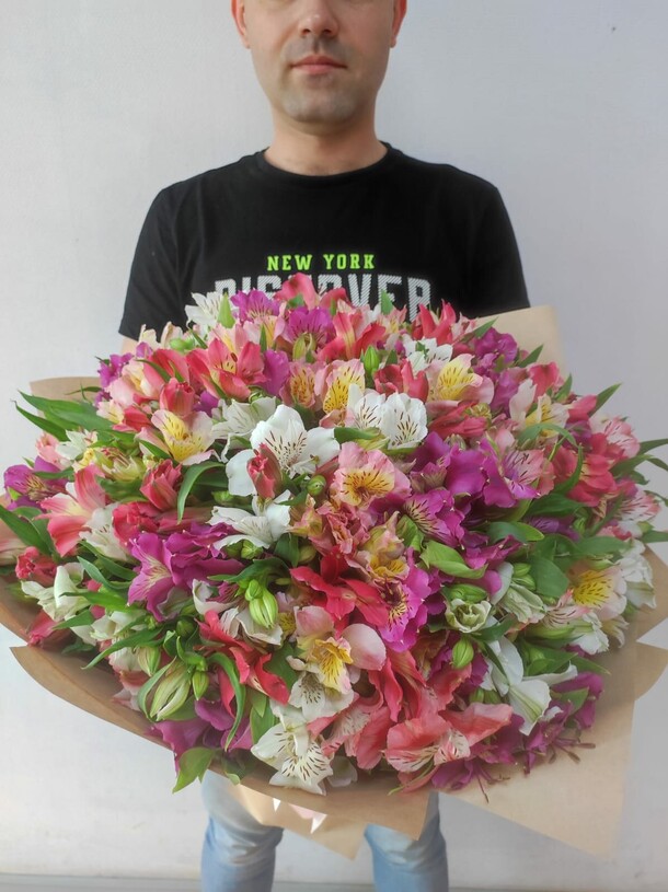 Букет из 51 альстромерий микс, артикул F1153728 - 9668 рублей, доставка по городу. Flawery - доставка цветов