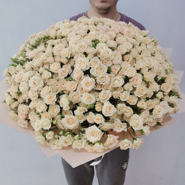 Букет из 101 кустовой кремовой розы, артикул F1153757 - 31448 рублей, доставка по городу. Flawery - доставка цветов