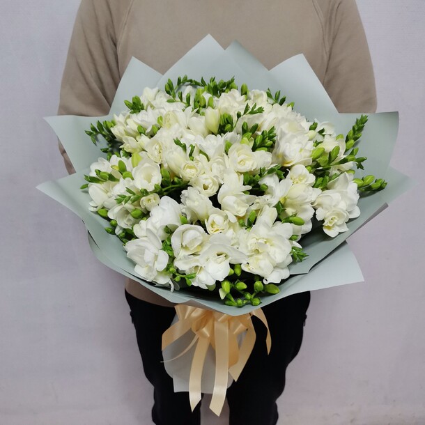 Букет из 51 белой фрезии, артикул F1153764 - 18138 рублей, доставка по городу. Flawery - доставка цветов