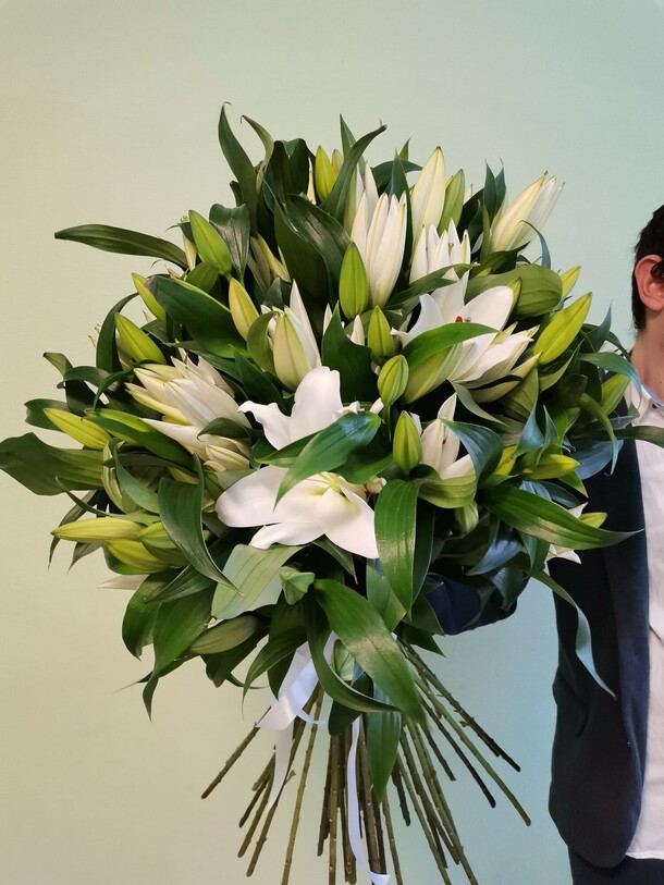 Букет из 51 белой лилии, артикул F1153782 - 52585 рублей, доставка по городу. Flawery - доставка цветов