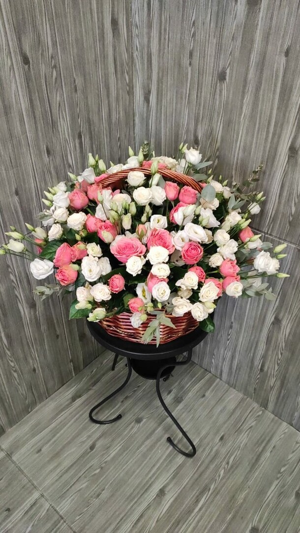 Корзина из кустовых роз и эустомы, артикул F1154162 - 18138 рублей, доставка по городу. Flawery - доставка цветов