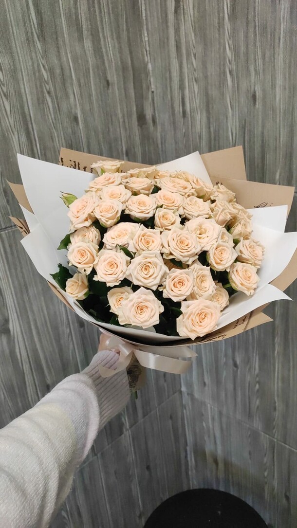 Букет из 19 кремовых кустовых роз, артикул F1154164 - 6038 рублей, доставка по городу. Flawery - доставка цветов