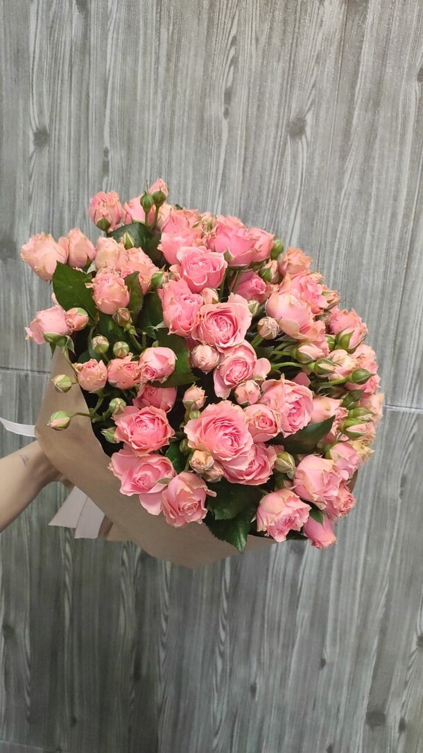 Букет из 19 розовых кустовых пионовидных роз, артикул F1154441 - 6038 рублей, доставка по городу. Flawery - доставка цветов