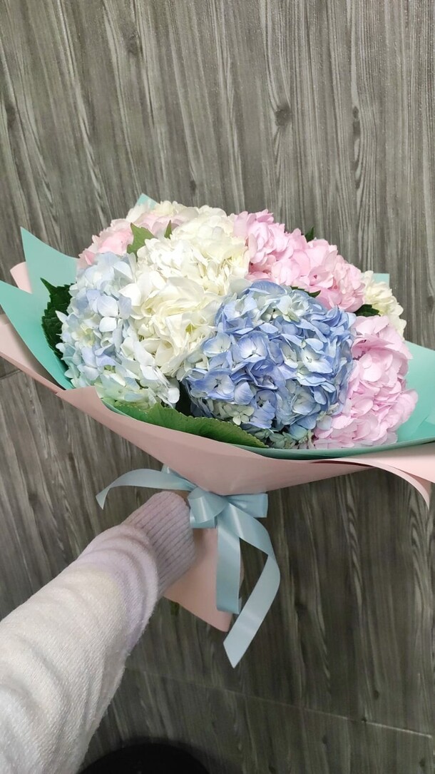 Букет из 9 гортензий микс, артикул F1154684 - 6643 рублей, доставка по городу. Flawery - доставка цветов
