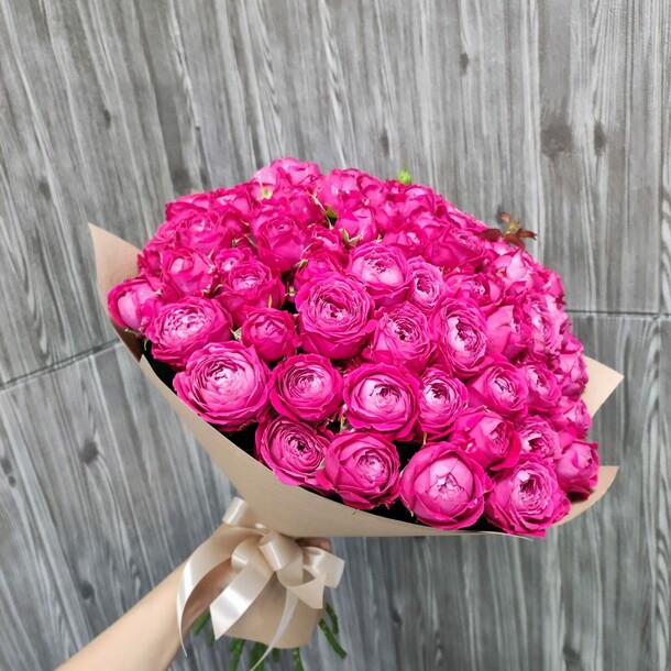 Букет из 19 кустовых малиновых пионовидных роз, артикул F1154697 - 7200 рублей, доставка по городу. Flawery - доставка цветов