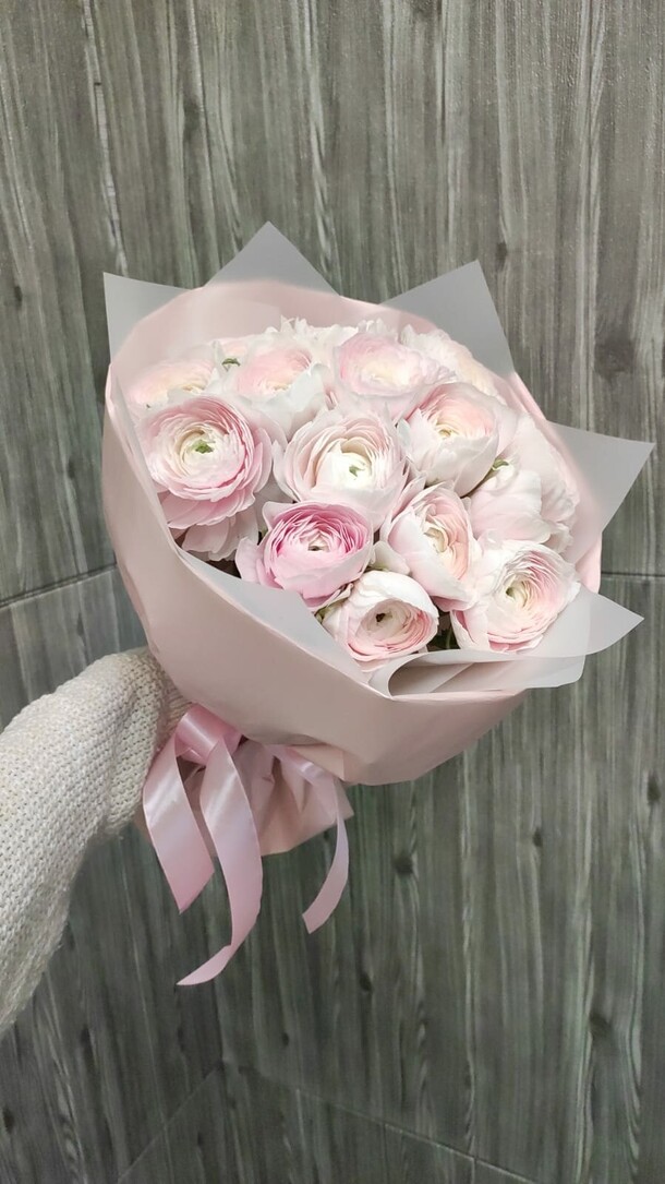 Букет из 15 ранункулусов, артикул F1155858 - 14508 рублей, доставка по городу. Flawery - доставка цветов