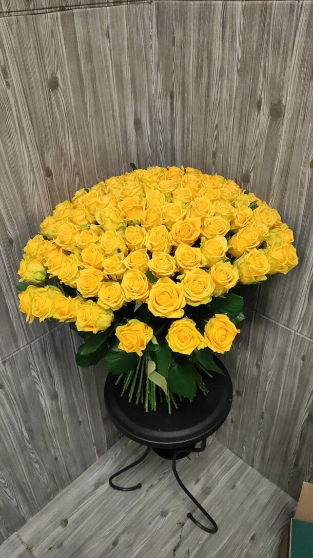 Букет из 101 жёлтой розы, артикул F1157747 - 24188 рублей, доставка по городу. Flawery - доставка цветов