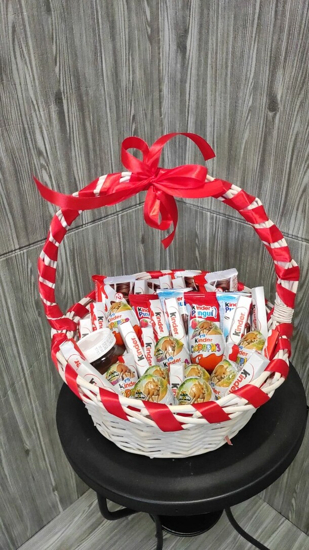 Корзина с киндерами, артикул F1160546 - 9990 рублей, доставка по городу. Flawery - доставка цветов