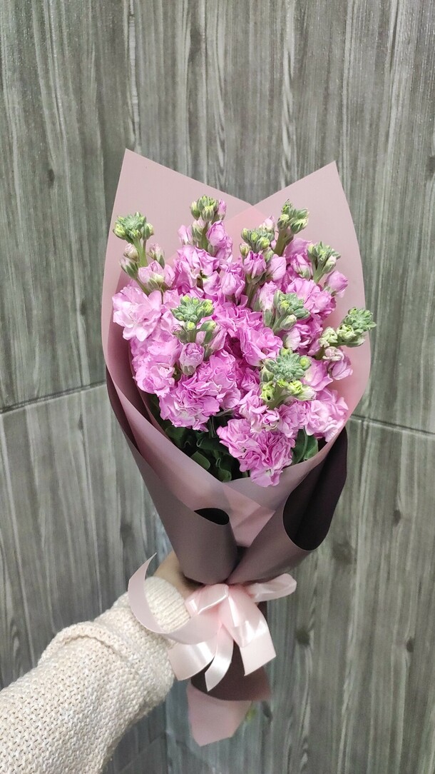 Букет из 9 розовых маттиол, артикул F1167200 - 4828 рублей, доставка по городу. Flawery - доставка цветов