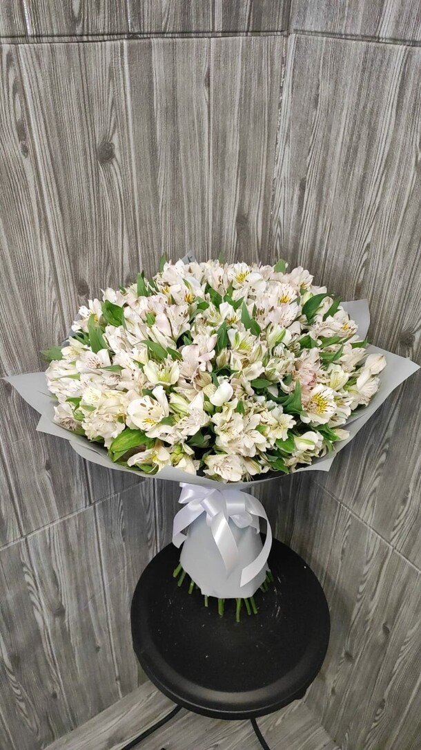 Букет из 49 белых альстромерий, артикул F1197247 - 9668 рублей, доставка по городу. Flawery - доставка цветов