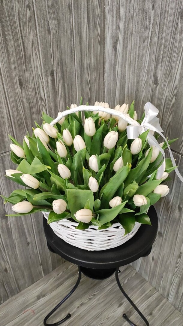 49 белых тюльпанов в корзине, артикул F1197250 - 18138 рублей, доставка по городу. Flawery - доставка цветов