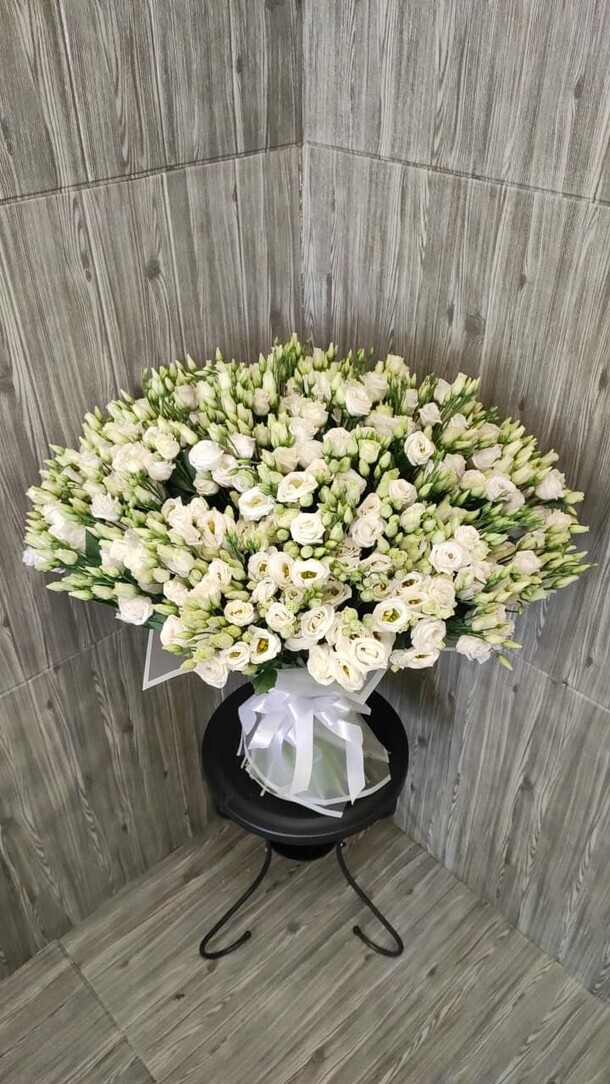 Букет из 101 белой эустомы, артикул F1197801 - 48388 рублей, доставка по городу. Flawery - доставка цветов