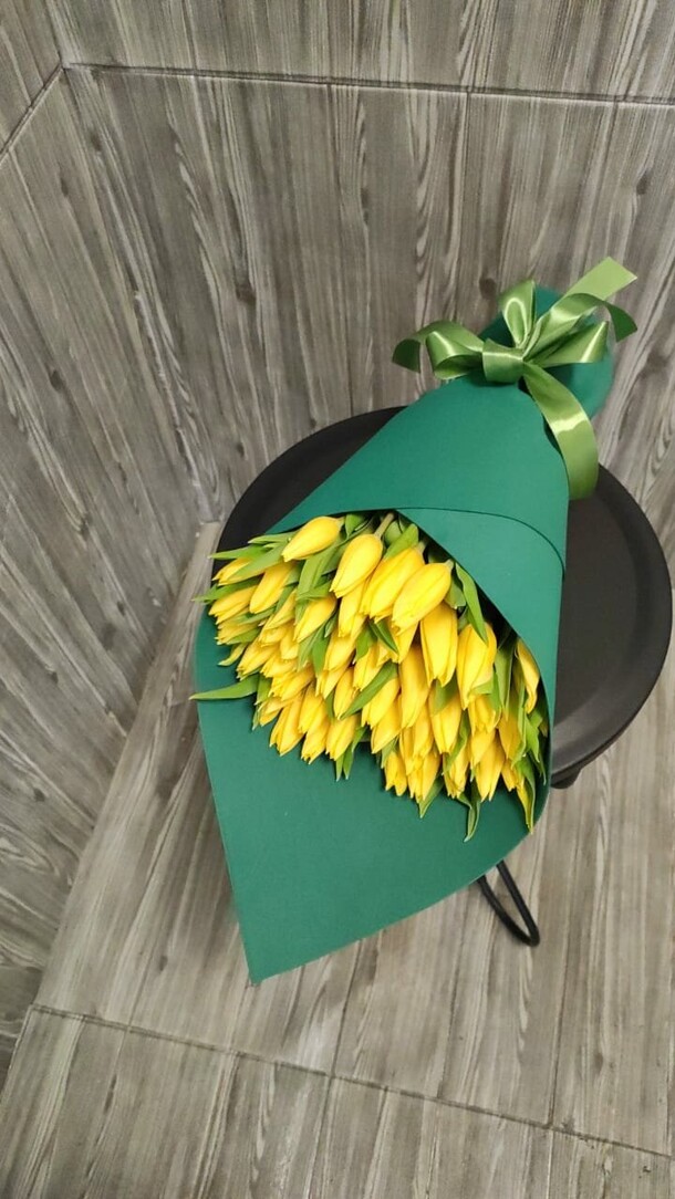 Букет из 49 жёлтых тюльпанов, артикул F1209725 - 8257 рублей, доставка по городу. Flawery - доставка цветов