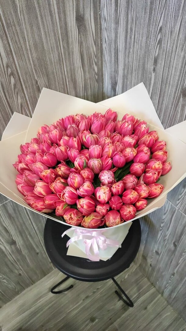 Букет из 101 пионовидного тюльпана, артикул F1215317 - 36288 рублей, доставка по городу. Flawery - доставка цветов
