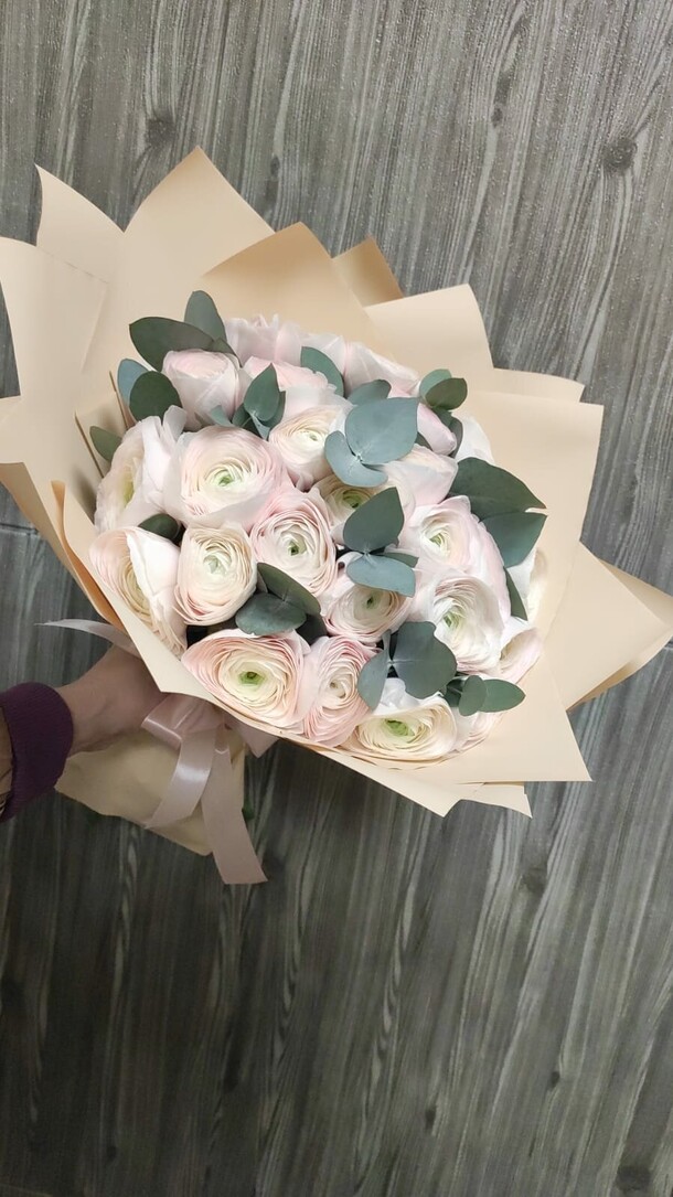 Букет из 29 ранункулюсов, артикул F1247029 - 27818 рублей, доставка по городу. Flawery - доставка цветов