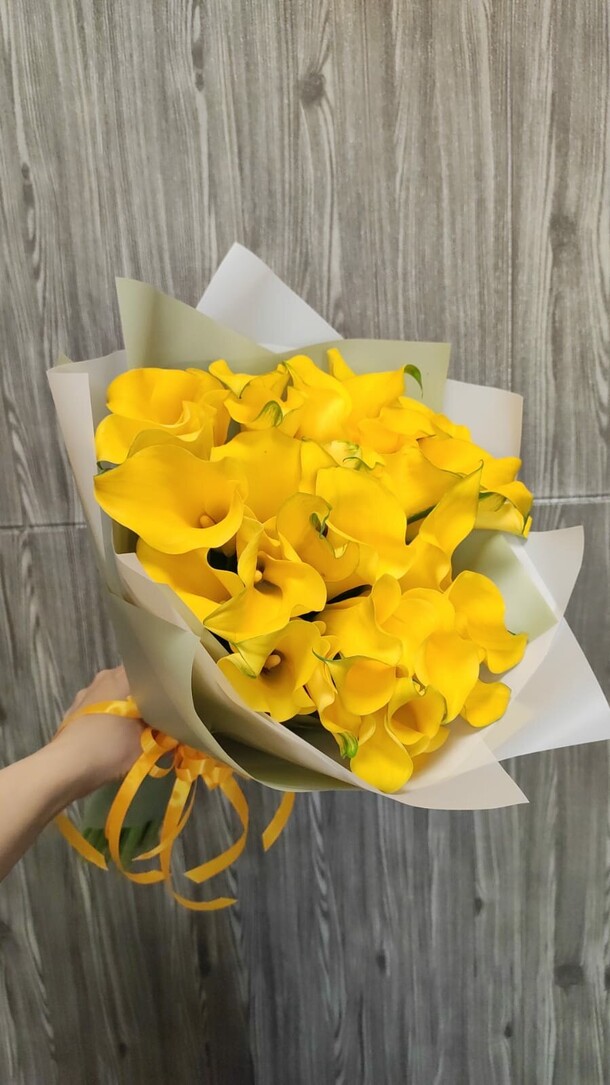 Букет из 29 жёлтых калл, артикул F1283036 - 24140 рублей, доставка по городу. Flawery - доставка цветов
