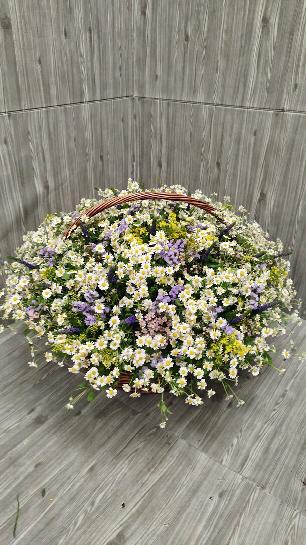 Корзина ромашек и полевых цветов, артикул F1283049 - 33000 рублей, доставка по городу. Flawery - доставка цветов
