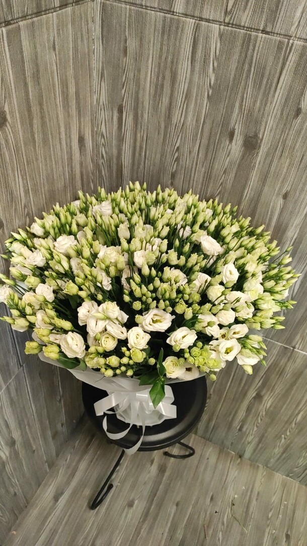 Букет из 41 белой эустомы, артикул F1286837 - 24188 рублей, доставка по городу. Flawery - доставка цветов