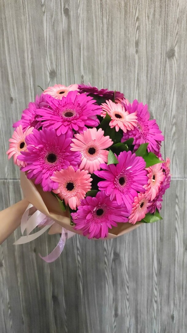 Букет из 19 гербер, артикул F1294520 - 6038 рублей, доставка по городу. Flawery - доставка цветов