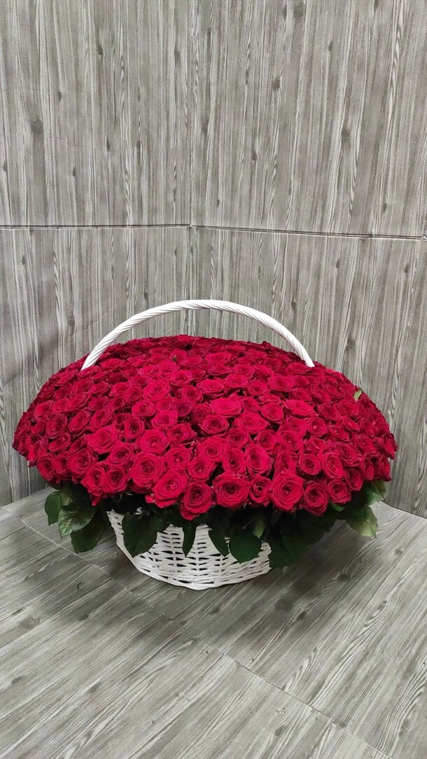 Корзина из 301 розы, артикул F1294526 - 84688 рублей, доставка по городу. Flawery - доставка цветов