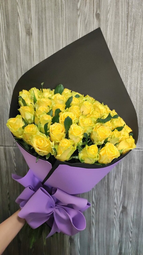 Букет из 49 жёлтых роз, артикул F1319110 - 10225 рублей, доставка по городу. Flawery - доставка цветов