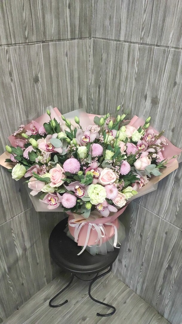 Большой букет из орхидей и хризантемы, артикул F1325235 - 29028 рублей, доставка по городу. Flawery - доставка цветов