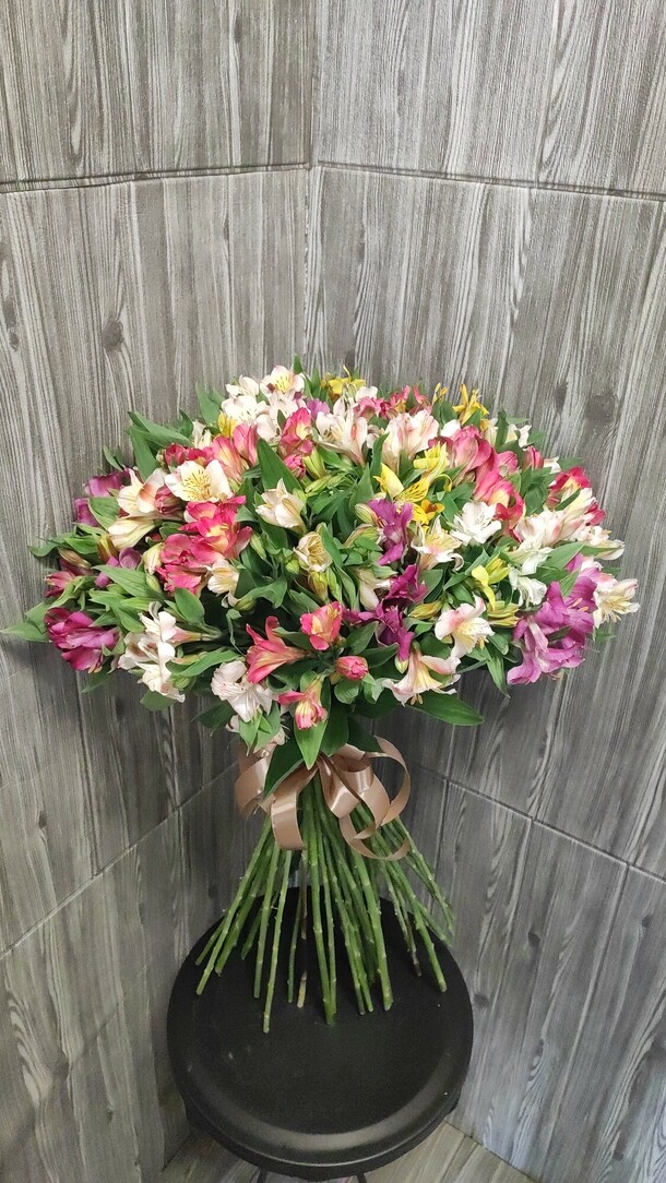 Букет из 49 альстромерия микс, артикул F1325315 - 9668 рублей, доставка по городу. Flawery - доставка цветов
