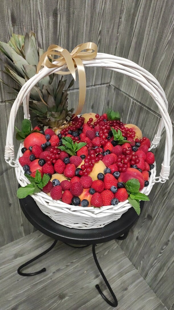 Корзина из фруктов и ягод, артикул F1325346 - 14990 рублей, доставка по городу. Flawery - доставка цветов