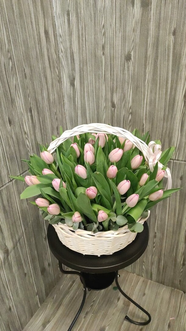 51 розовый тюльпан в корзине, артикул F1330295 - 18138 рублей, доставка по городу. Flawery - доставка цветов