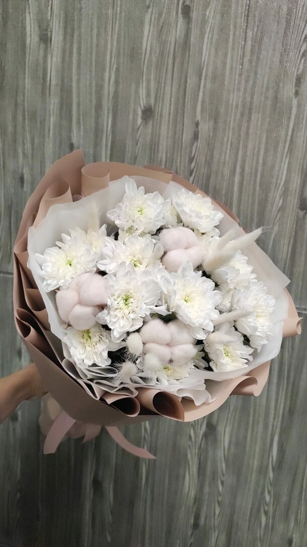 Букет из хризантем и хлопка, артикул F1341571 - 3618 рублей, доставка по городу. Flawery - доставка цветов