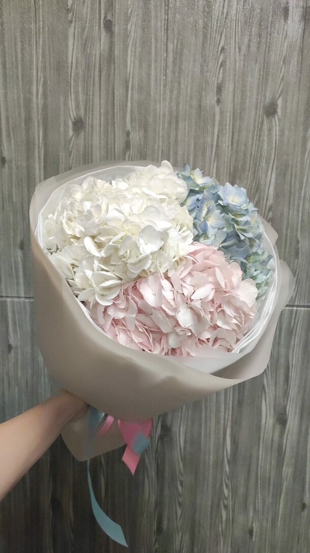 Букет из гортензий микс, артикул F1341627 - 3629 рублей, доставка по городу. Flawery - доставка цветов