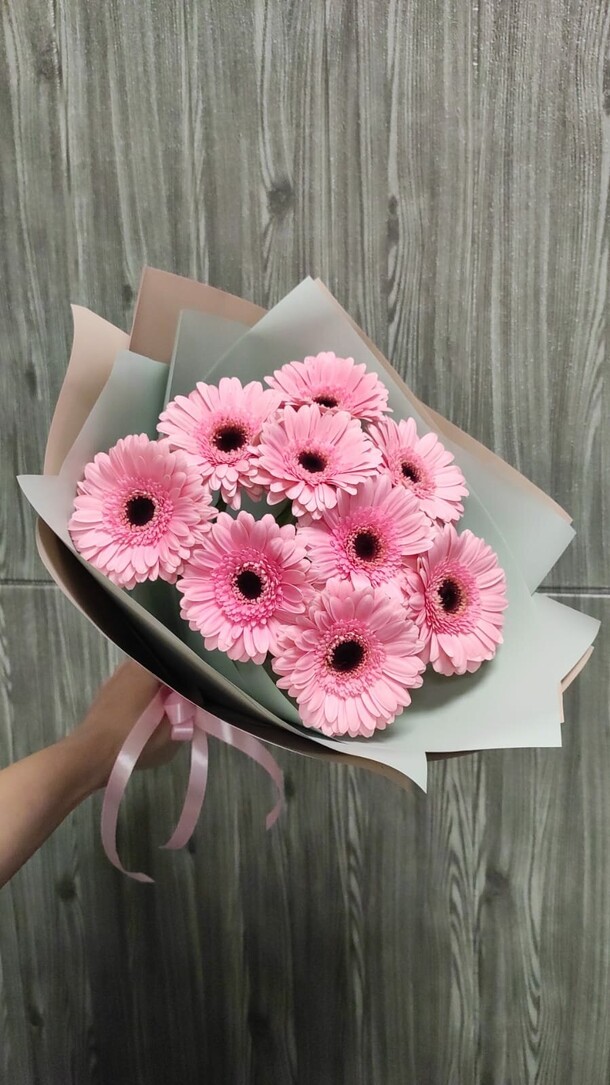 Букет из 9 розовых гербер, артикул F1348564 - 3629 рублей, доставка по городу. Flawery - доставка цветов