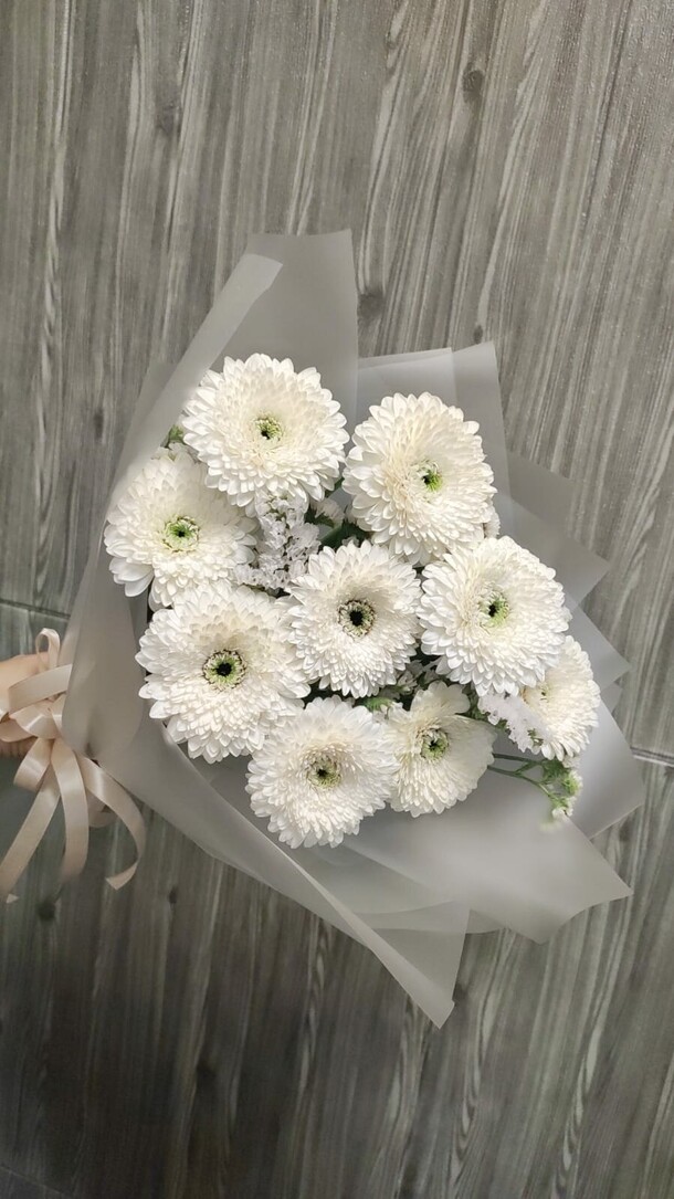 Букет из 9 белых гербер, артикул F1348569 - 2965 рублей, доставка по городу. Flawery - доставка цветов
