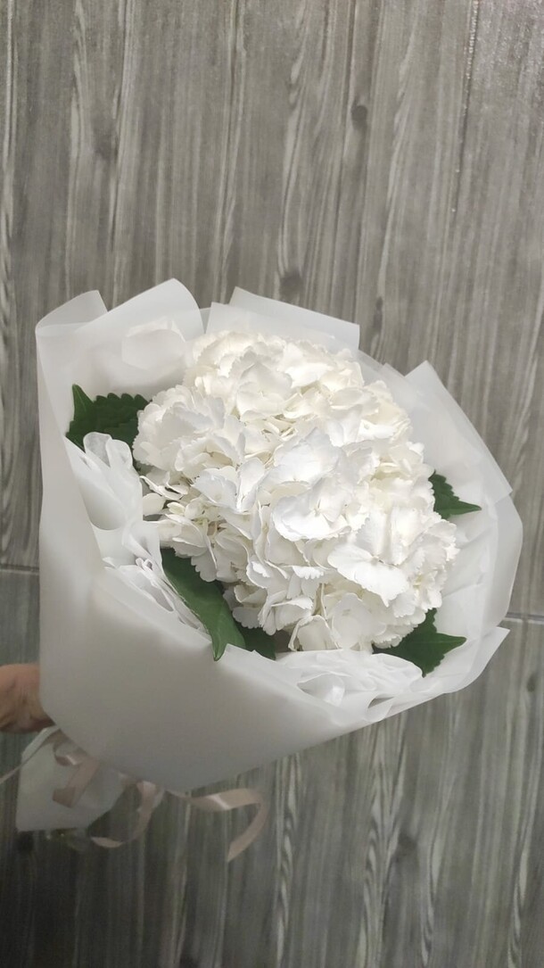 Букет из белой гортензии, артикул F1348592 - 1755 рублей, доставка по городу. Flawery - доставка цветов