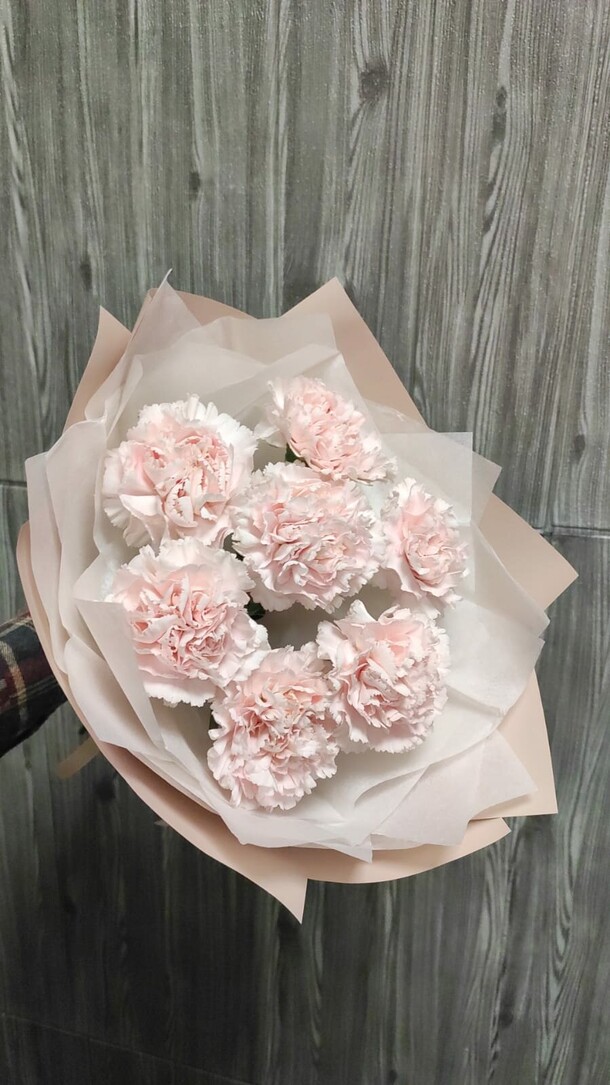 Букет из 7 розовых гвоздик, артикул F1348893 - 2141 рублей, доставка по городу. Flawery - доставка цветов