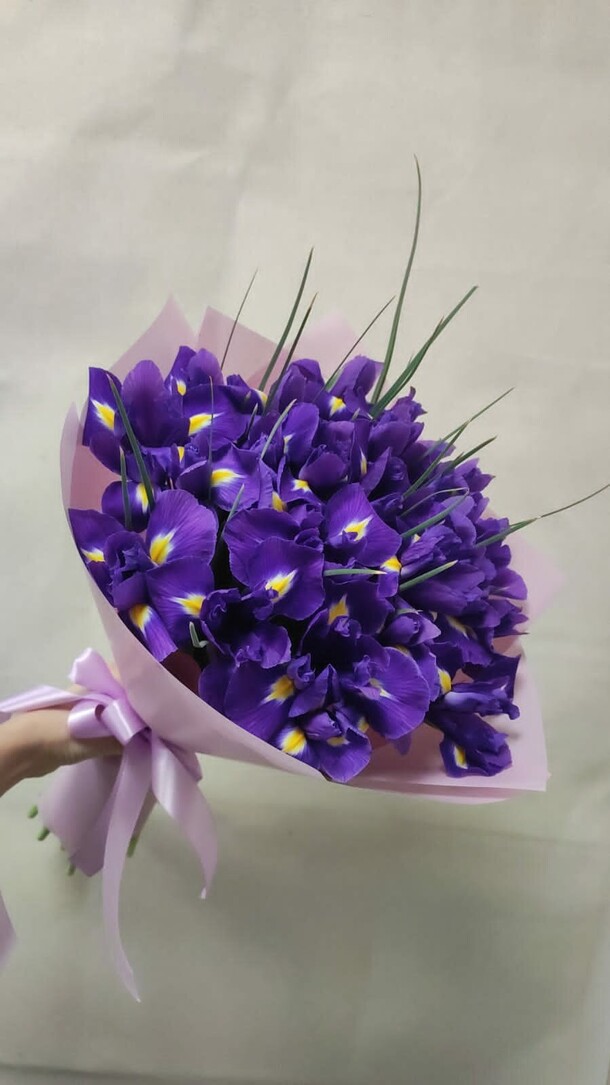 Букет из 25 синих ирисов, артикул F1398883 - 3999 рублей, доставка по городу. Flawery - доставка цветов