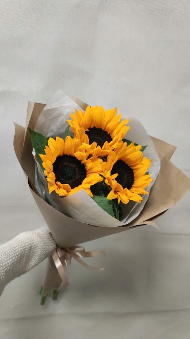 Букет из 3 подсолнухов, артикул F1406824 - 3629 рублей, доставка по городу. Flawery - доставка цветов