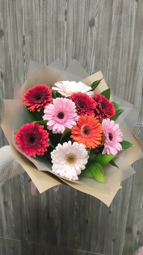 Бекет из 9 гербер микс, артикул F1410160 - 3629 рублей, доставка по городу. Flawery - доставка цветов